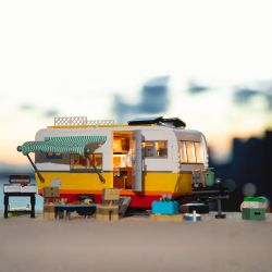 LUMIBRICKS FUNWHOLE F9032 9032 RV BÃI BIỂN bộ đồ chơi xếp lắp ráp ghép mô hình Creator TRAVEL TRAILER Sáng Tạo 1325 khối