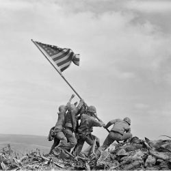 COBI 2059 NHỮNG NGƯỜI LÍNH MỸ DỰNG CỜ QUỐC GIA Ở IWO JIMA bộ đồ chơi xếp lắp ráp ghép mô hình Military Army RAISING THE FLAG ON IWO JIMA Quân Sự Bộ Đội 85 khối