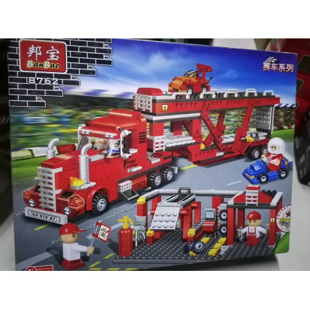 Vỏ hộp BangBao 8762 in hình xe đầu kéo đỏ kéo moóc hai tầng chở xe đua cam, kèm khu pit stop và các tay đua