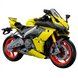 Mô hình CaDA C64052 Aprilia RS660 1:6 nhìn từ sau ba phần tư, nổi bật ốp vàng, vành đỏ và cùm phanh Brembo