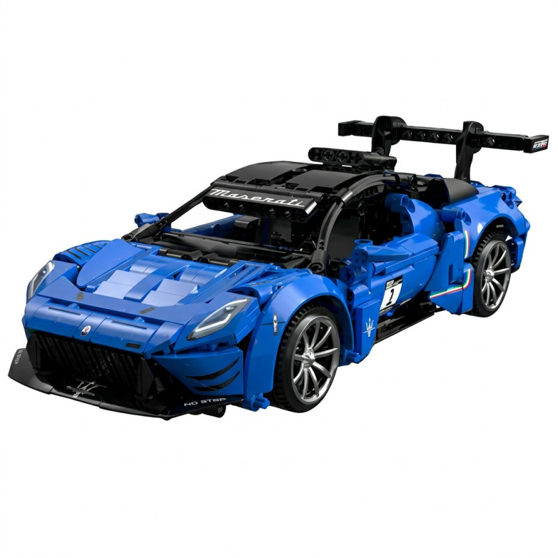 CaDA C57051 Maserati GT2 màu xanh nhìn từ góc trước, nổi bật cánh gió sau lớn, tem số 7 trên cửa và dải cờ Ý ba màu ở hông xe