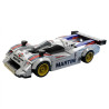 Mô hình CaDA C55089 Lancia LC2 Martini nhìn chéo từ trước, nổi bật cánh gió sau lớn, thân bạc sọc đỏ xanh, mâm vàng