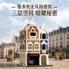 Toàn cảnh Pantasy 85061 nhìn chính diện: ba tầng, đầu hồi trang trí trắng, cửa vòm và tủ kính trưng bày vest dưới tầng trệt