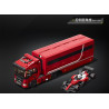 Góc trên chéo của xe đầu kéo 12GO 95020, khoe nóc rơ-moóc đỏ và xe đua F1 đỏ trắng đặt cạnh