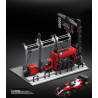 Mặt bên phải mô hình 12GO 95026: pit wall đỏ có màn hình, hàng rào lưới và xe đua tách riêng