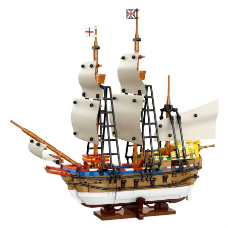 Tàu Mayflower JIESTAR X78008 lắp xong đặt trên đế trưng bày, ba cột buồm cao, buồm kem và thân tàu nâu trắng