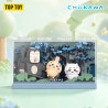 Tiểu cảnh TC3115 ác mộng: Chiikawa và Usagi đứng trước khối quái vật xám, vòm hoa xanh phủ kín trong khung nhựa trong