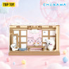 Mô hình TC3118: khung cửa gỗ nhiều ô, đèn lồng trắng, hai sinh vật hồng trong suốt và chú ma trắng nhỏ