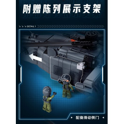 Cận cảnh cửa khoang trượt mở trên thân trực thăng Sluban M38-B1612, hai nhân vật phi công đứng bên dưới