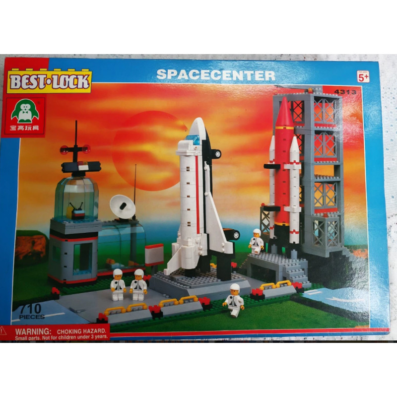 Vỏ hộp Best-Lock 4313 Space Center với tàu con thoi trên bệ phóng, giàn tháp cao, đài điều khiển mái vòm và các phi hành gia