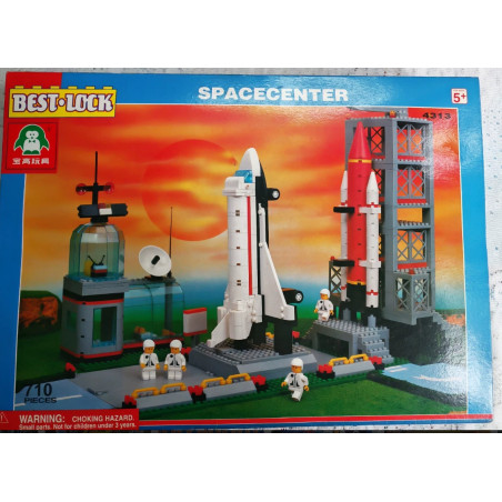 Vỏ hộp Best-Lock 4313 Space Center với tàu con thoi trên bệ phóng, giàn tháp cao, đài điều khiển mái vòm và các phi hành gia