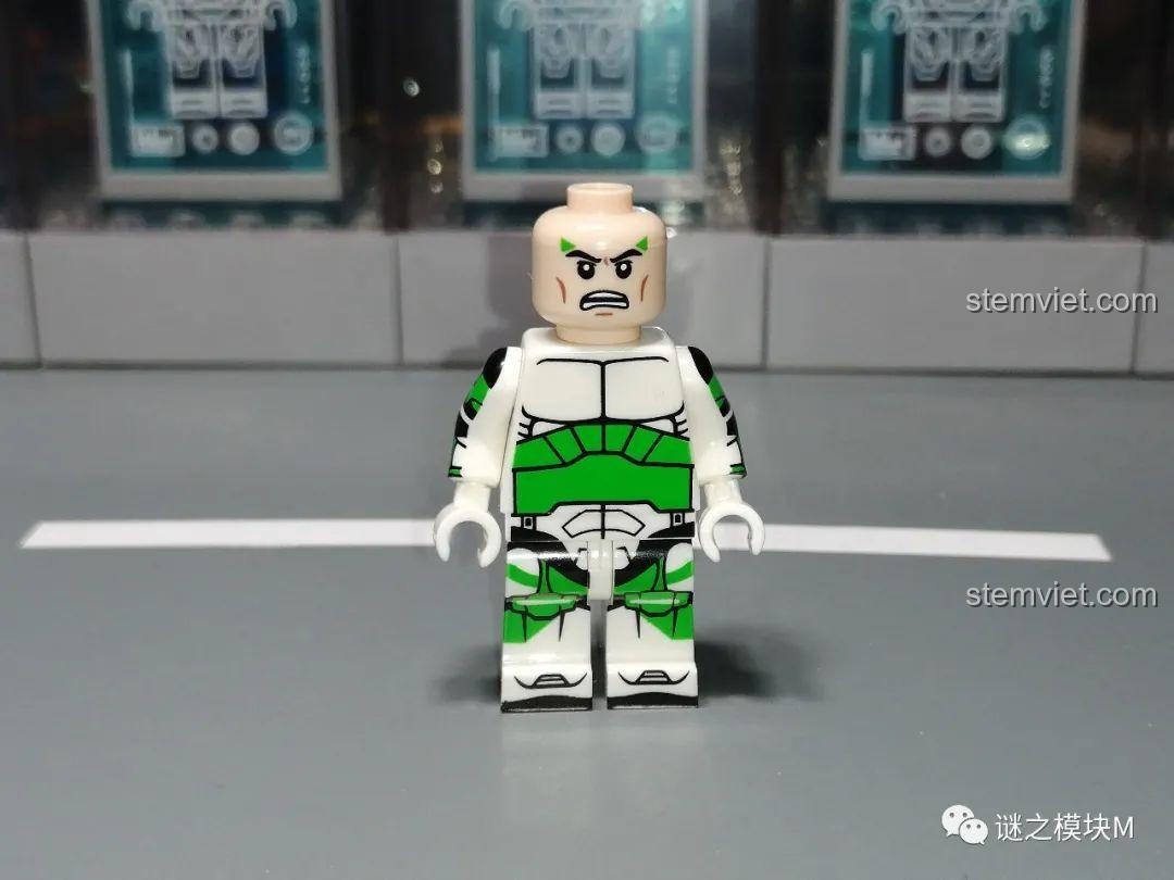 Minifigure Fixer XP-378 sau khi tháo mũ, để lộ khuôn mặt lính clone và thân in chi tiết.