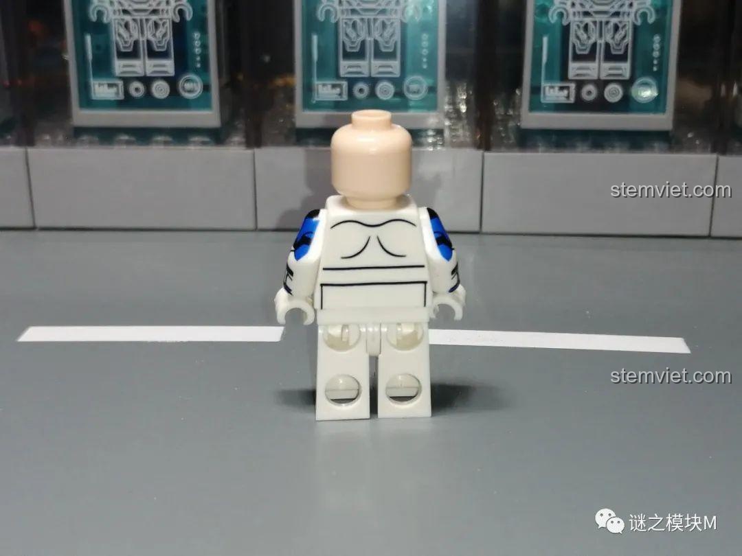 Mặt sau phần thân của minifigure Niner XP-376, cho thấy các đường nét in đơn giản.