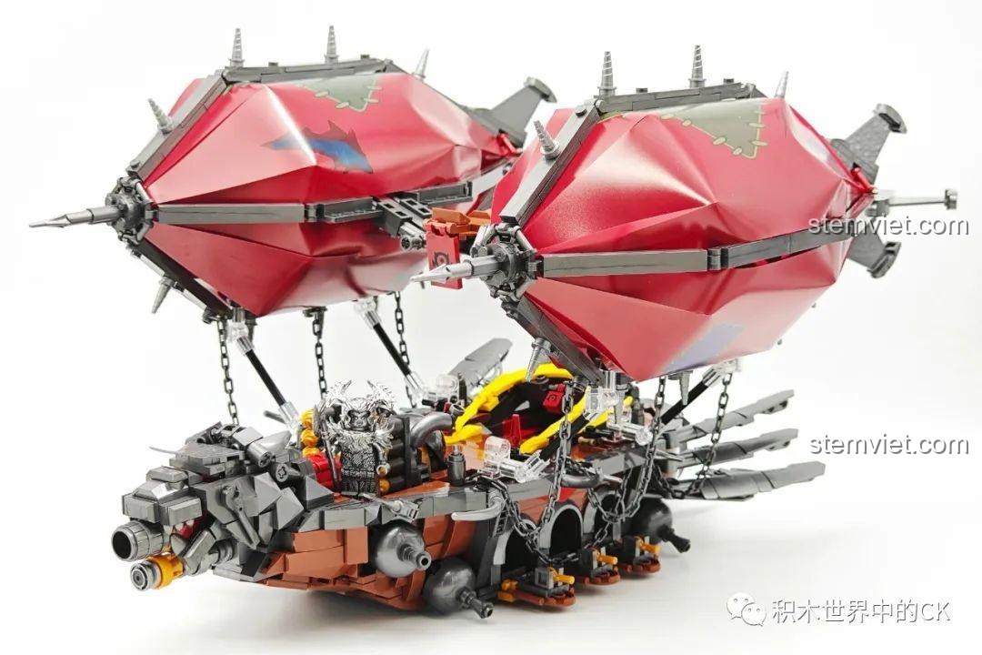 Mô hình Tàu bay của Orgrim JIESTAR 58036 cùng với một minifigure để so sánh tỉ lệ, sẵn sàng để trưng bày.