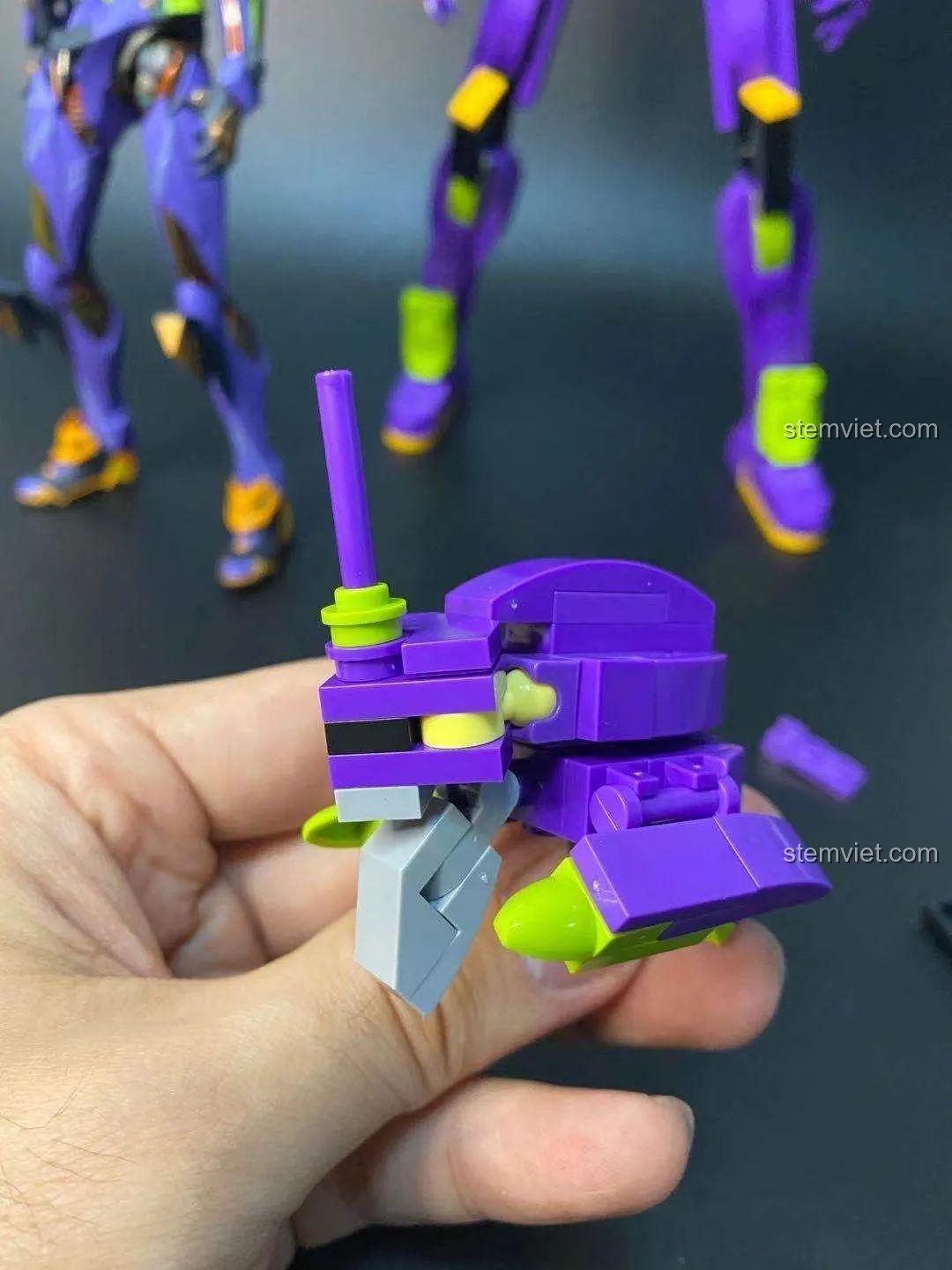 So sánh phần đầu của robot Evangelion Keeppley K20302 mini (bên dưới) và phiên bản lớn (bên trên).