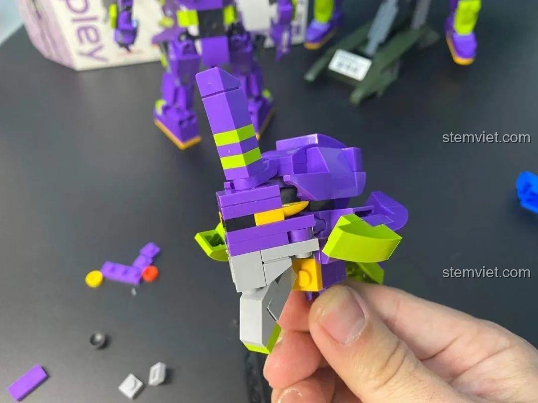 Chi tiết phần đầu của robot Evangelion Keeppley K20302 đang được lắp ráp, thể hiện sự đầy đặn.