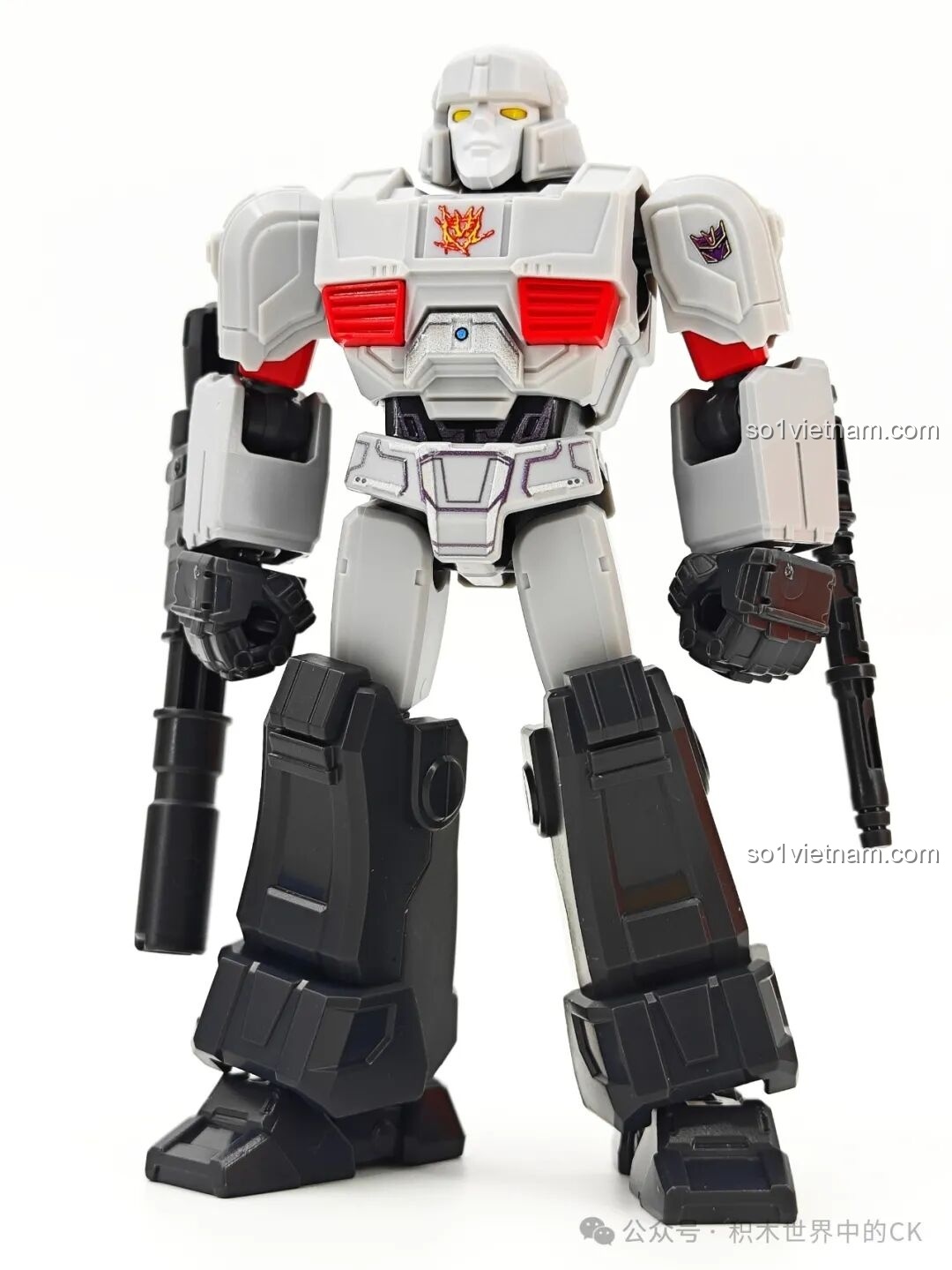 Mô hình figure D-16 COG (Megatron) từ bộ Blokees 71105 với màu xám và đen, trang bị hai súng.