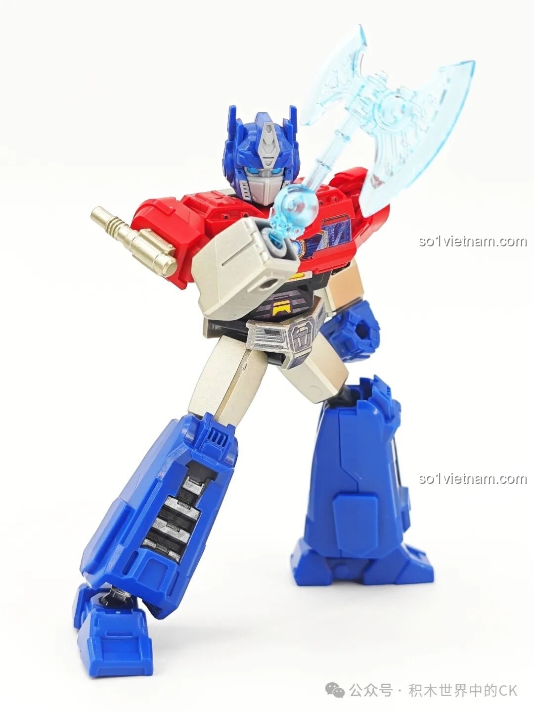 Figure Optimus Prime Blokees 71105 trong tư thế hành động với vũ khí Rìu Năng Lượng trong suốt.