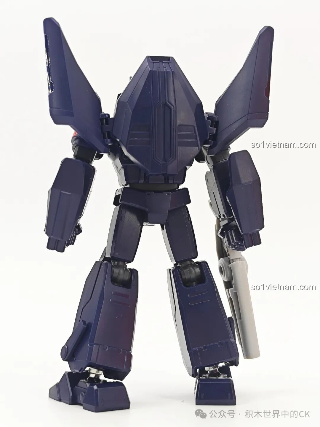 Mặt sau của figure Trailbreaker Blokees 71105, nổi bật với phần giáp lưng hình khối lớn.