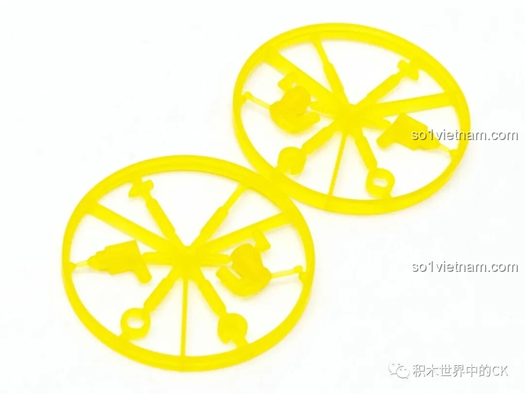 Cận cảnh chi tiết bánh xe bằng nhựa trong suốt đặc biệt trong bộ lắp ráp Keeppley K20826 Pompompurin.