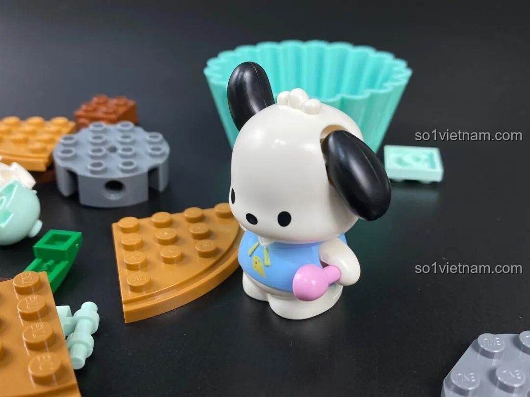 Chi tiết đế bánh cupcake màu xanh ngọc độc đáo trong bộ lắp ráp Pochacco, một mảnh ghép đặc biệt.
