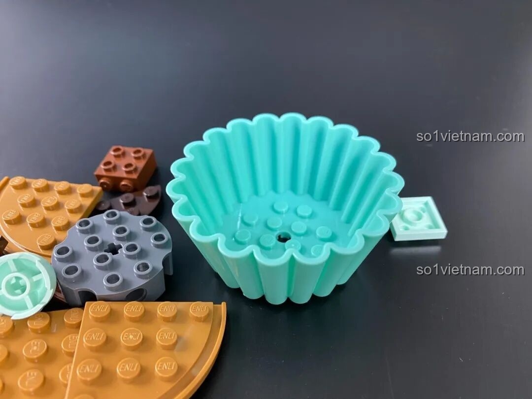 Chi tiết đế cupcake màu xanh ngọc độc đáo trong bộ lắp ráp Keeppley Pochacco, là một mảnh đúc sẵn.
