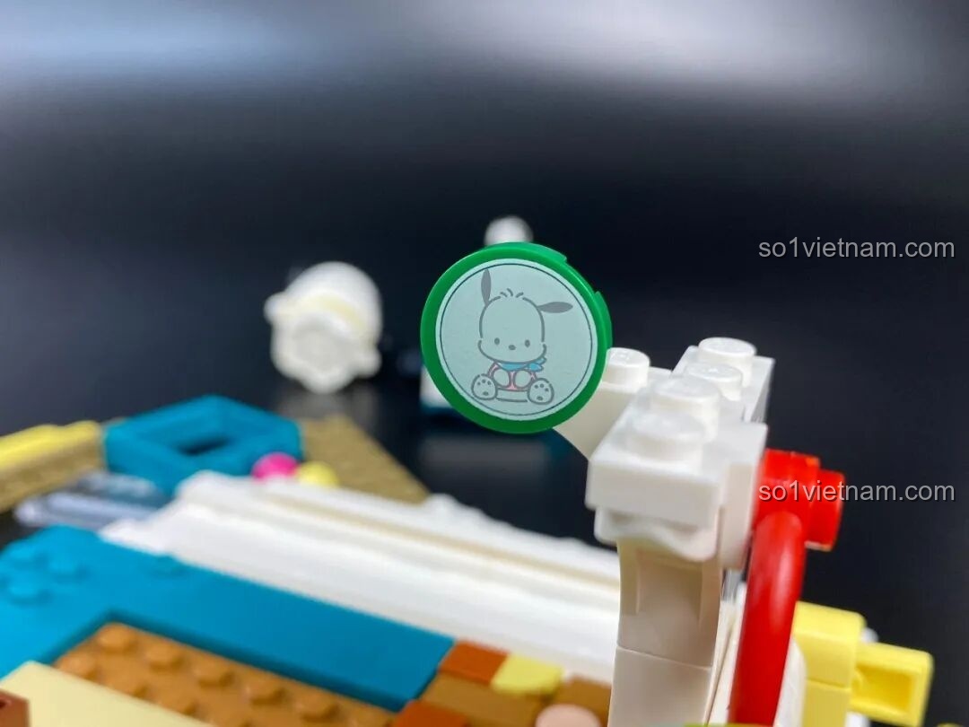 Chi tiết gạch tròn được in hình Pochacco sắc nét, một điểm nhấn đáng yêu của bộ Keeppley 20820.