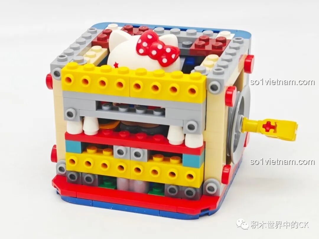 Cận cảnh bộ cơ chế bánh răng và trục nâng bên trong chiếc hộp ma thuật của bộ lắp ráp Keeppley K20823 Hello Kitty.
