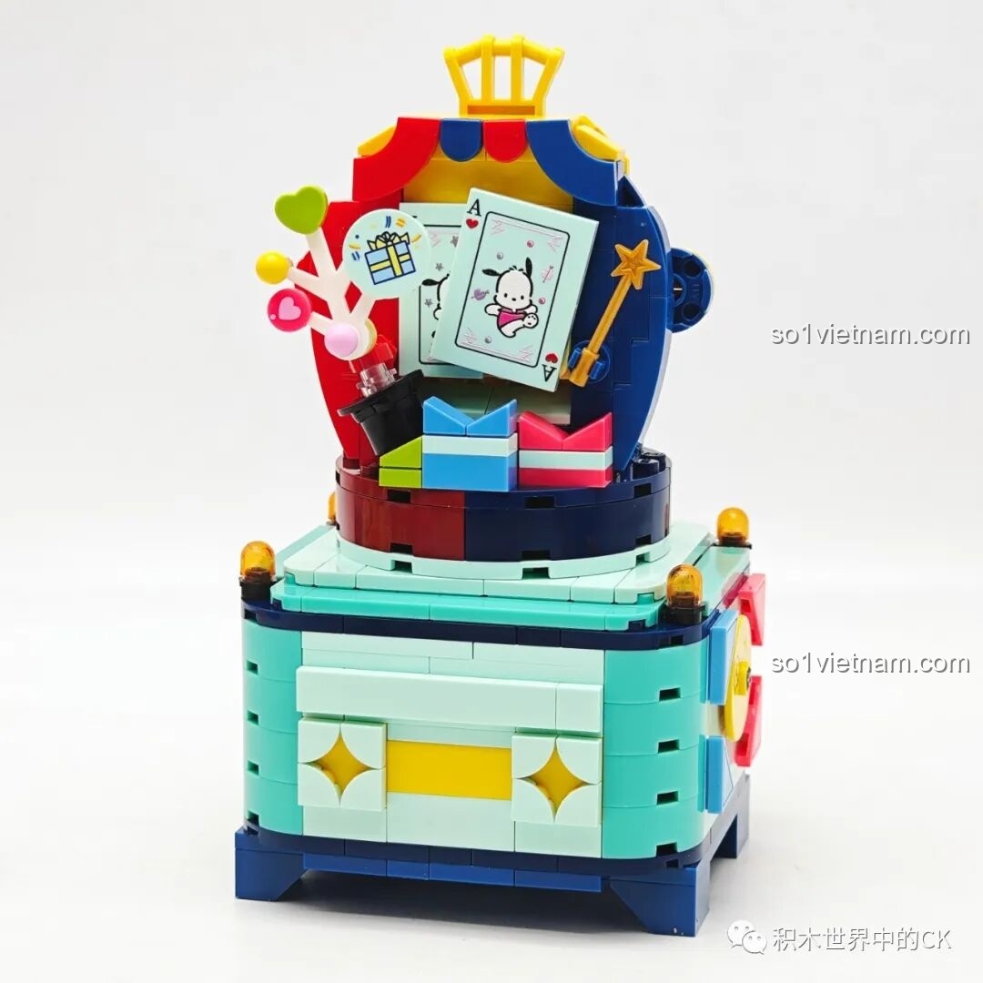 Mô hình Keeppley K20828 Pochacco với phông nền phía sau đã được xoay, để lộ các lá bài và hoa.