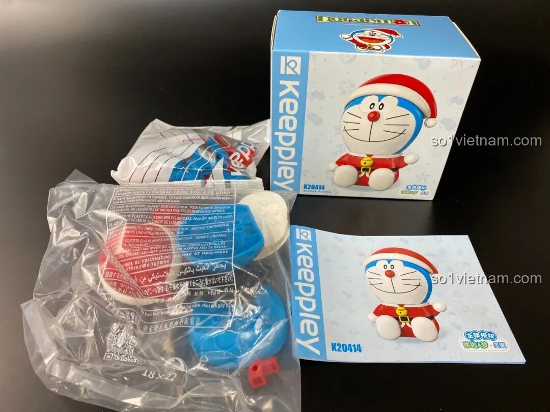 Bên trong hộp Keeppley Doraemon KUPPY Giáng Sinh K20414 gồm các túi chi tiết và sách hướng dẫn.