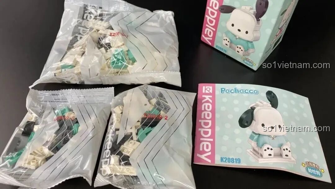 Bên trong hộp Keeppley Pochacco KUPPY K20819 có 3 túi chi tiết và sách hướng dẫn.