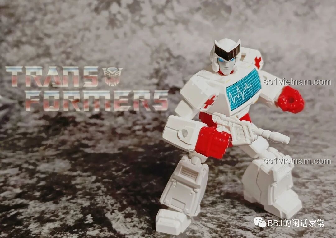 Một tư thế chiến đấu khác của figure Ratchet BLOKEES 71100, thể hiện sự ổn định và cân bằng của mô hình ngay cả trong các dáng khó.