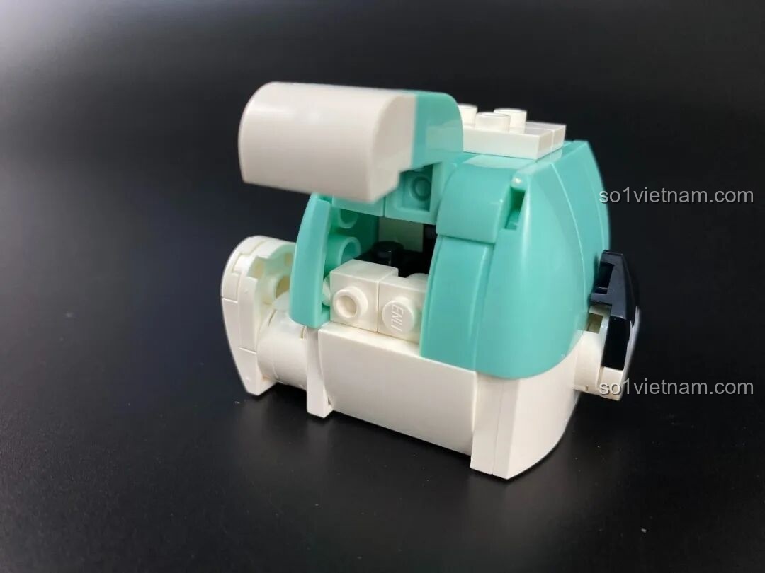 Gắn hai cánh tay vào phần thân đã hoàn thiện của mô hình Keeppley Pochacco KUPPY.