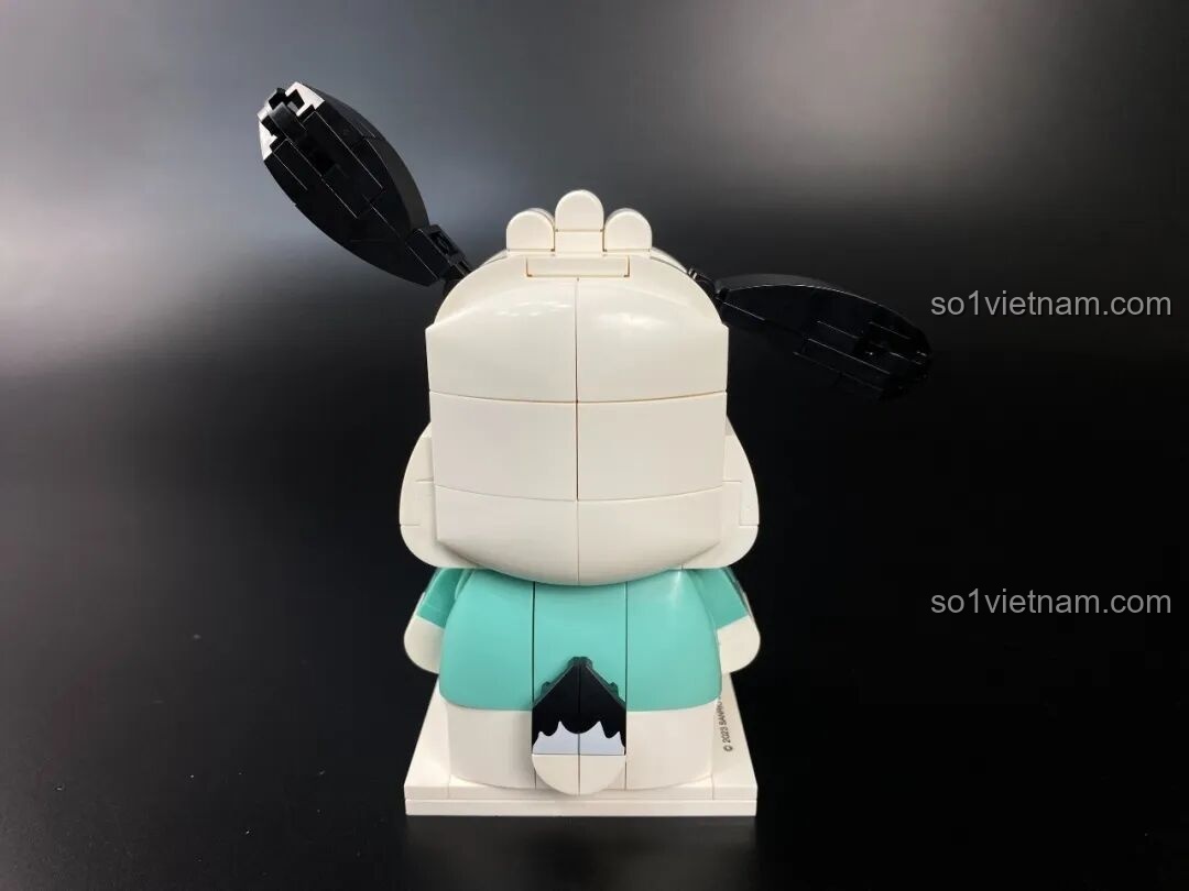 Góc nhìn bên phải của figure Pochacco KUPPY, cho thấy cấu trúc khối vững chãi của mô hình.