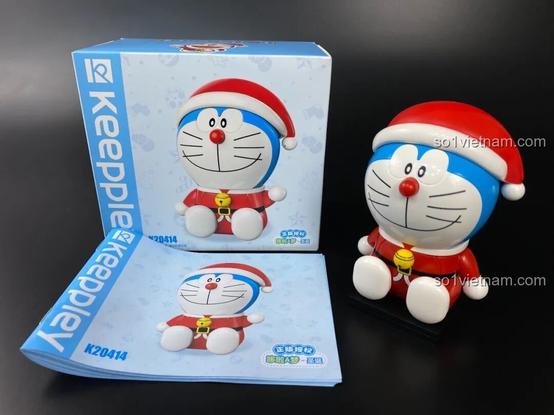 Góc nhìn bên trái của mô hình Doraemon Giáng Sinh, một món quà ý nghĩa cho dịp lễ hội.