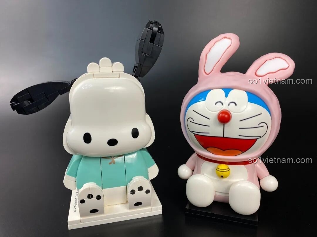 Góc nhìn bên trái của mô hình Doraemon thỏ hồng, một món quà tuyệt vời cho các fan của Mèo Ú.