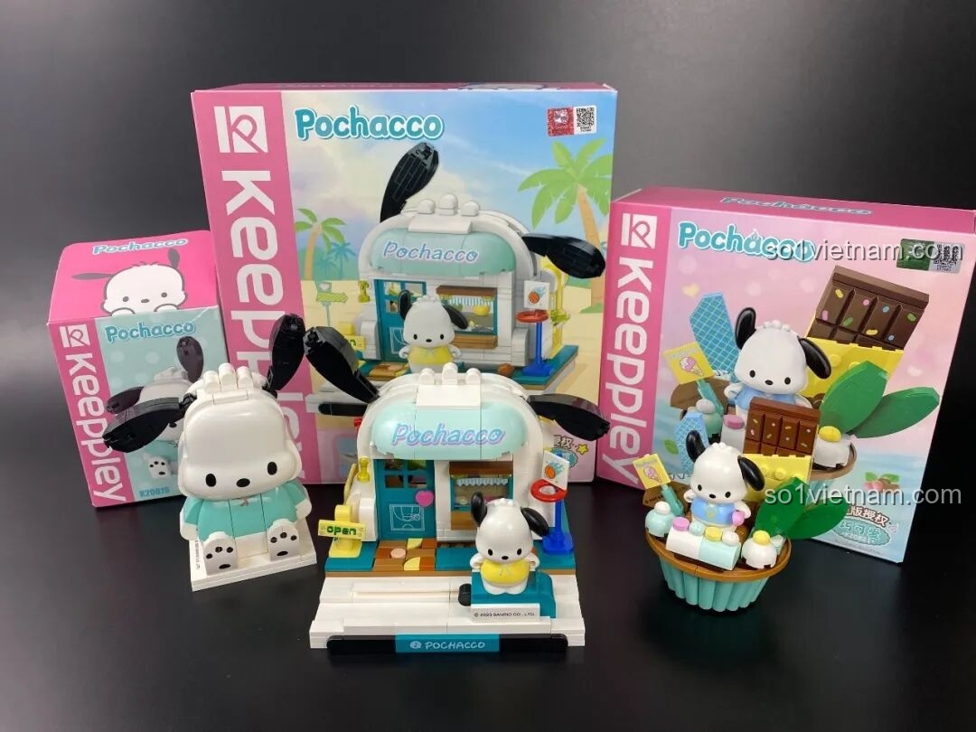 Góc nhìn bên trái của figure Pochacco KUPPY, một món đồ chơi trang trí độc đáo cho bàn học.