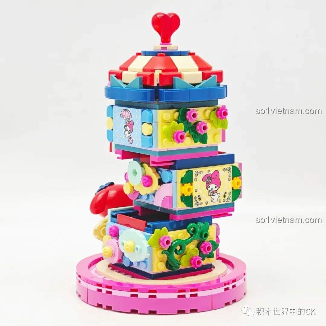 Góc nhìn bên hông của mô hình Keeppley K20824 My Melody, trang trí với các chi tiết hoa lá và nơ.
