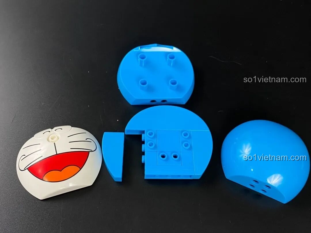 Phần thân hình của Doraemon thỏ hồng đã hoàn thiện với chuông vàng và đuôi đỏ đặc trưng.