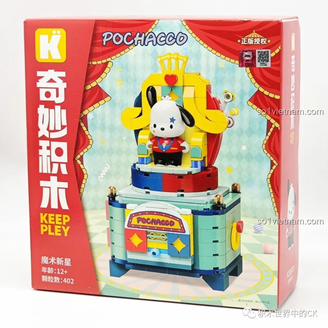 Hộp đồ chơi lắp ráp Keeppley K20828 chủ đề Gánh Xiếc Sanrio với nhân vật Pochacco và màn ảo thuật.