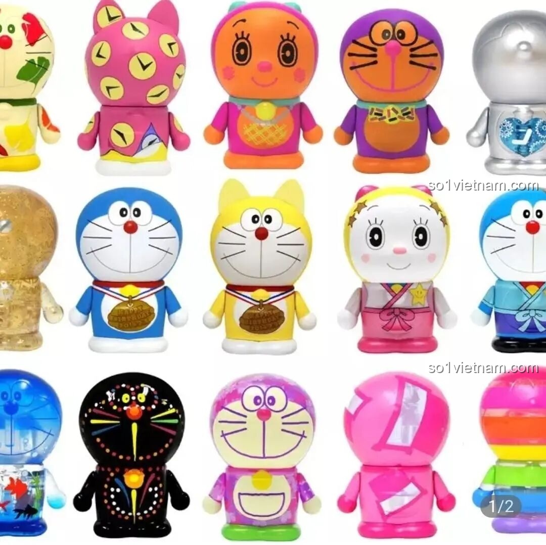 So sánh hộp và mô hình Doraemon Giáng Sinh sau khi lắp ráp, sản phẩm thực tế rất sắc nét và đáng yêu.