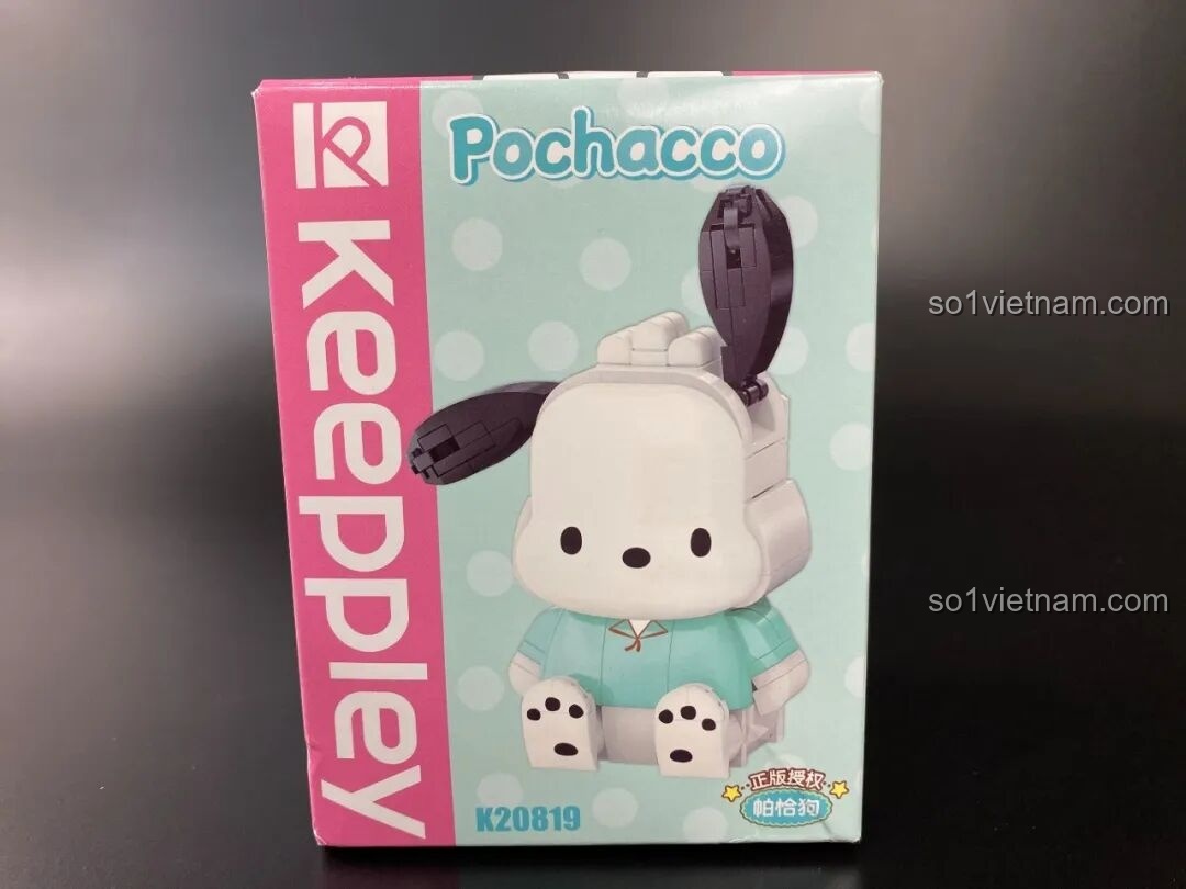 So sánh hộp và mô hình cupcake Pochacco K20821 sau khi hoàn thành, sản phẩm thực tế rất giống hình minh họa.