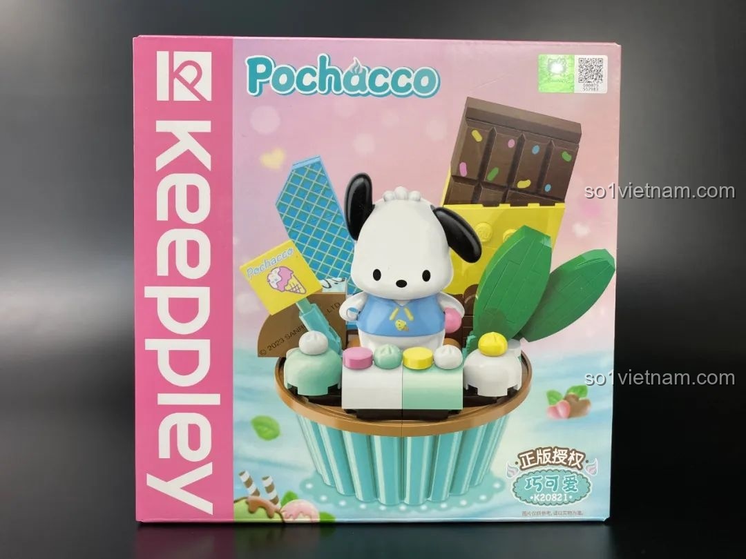 So sánh hộp sản phẩm và mô hình nhà thi đấu Pochacco K20820 sau khi lắp ráp xong, giống hệt như hình minh họa.