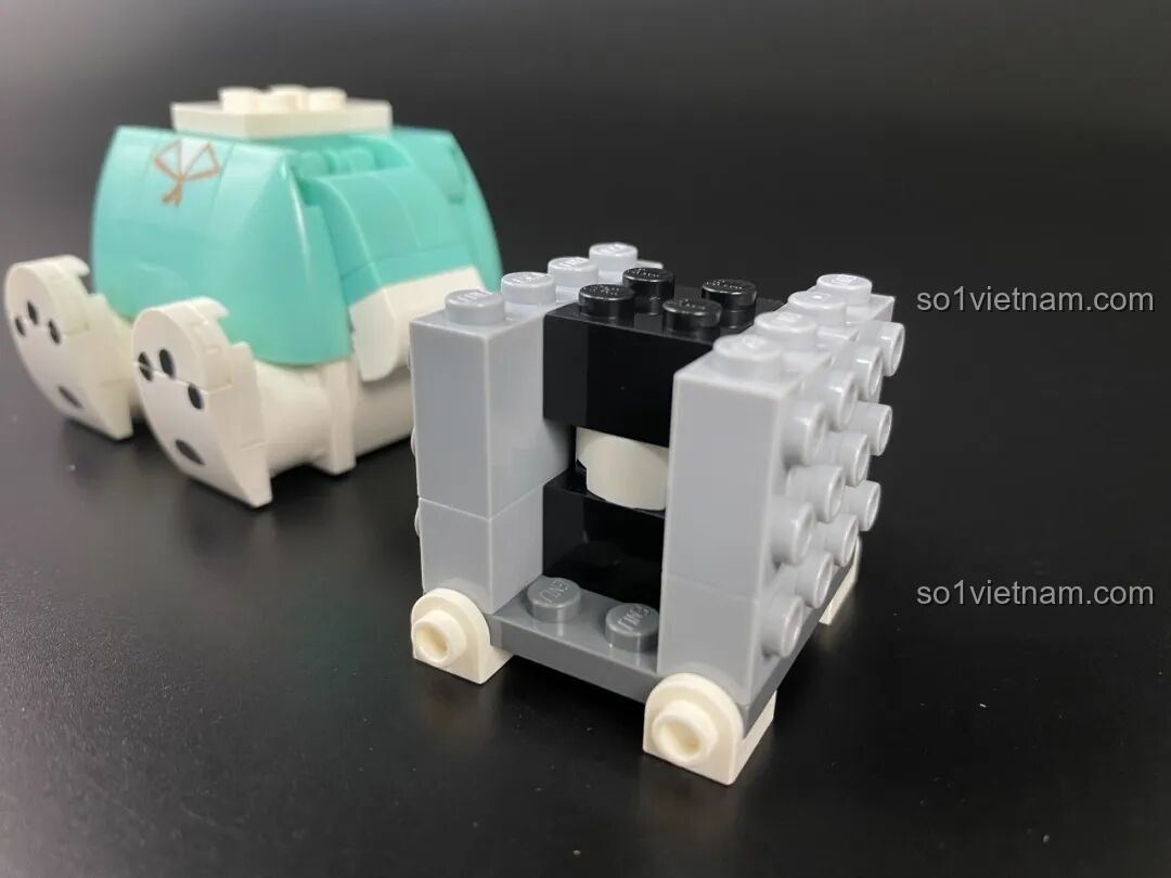 Lắp ráp phần chân cho figure Pochacco với các chi tiết in hình bàn chân đáng yêu.