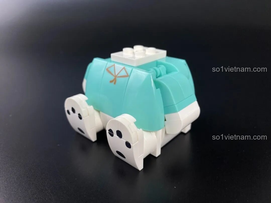 Lắp ráp phần chân của mô hình Keeppley Pochacco KUPPY với các chi tiết in hình bàn chân.