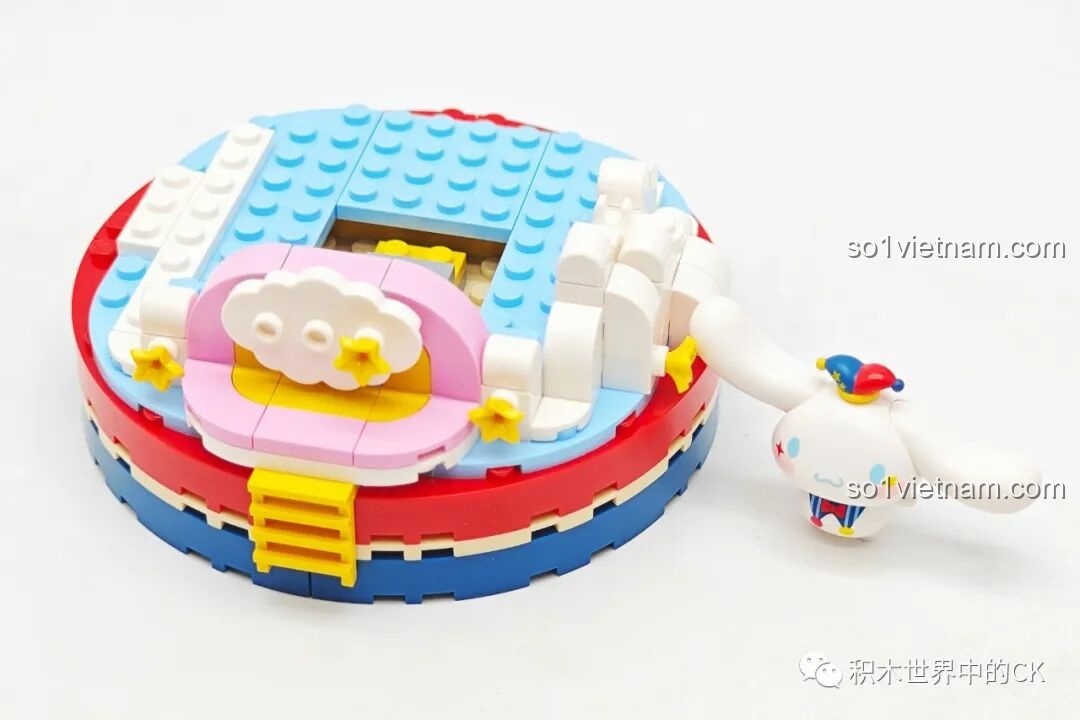 Quá trình lắp ráp phần đế với chi tiết đám mây và minifigure Cinnamoroll của bộ Keeppley K20825.