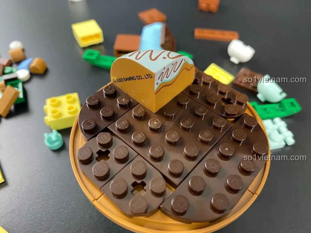 Quá trình lắp ráp lớp bánh sô-cô-la cho mô hình cupcake Pochacco của Keeppley.