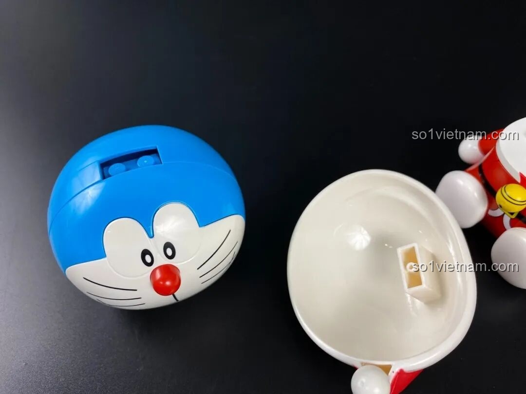 Các bộ phận để lắp ráp phần đầu của mô hình Keeppley Doraemon KUPPY Giáng Sinh.