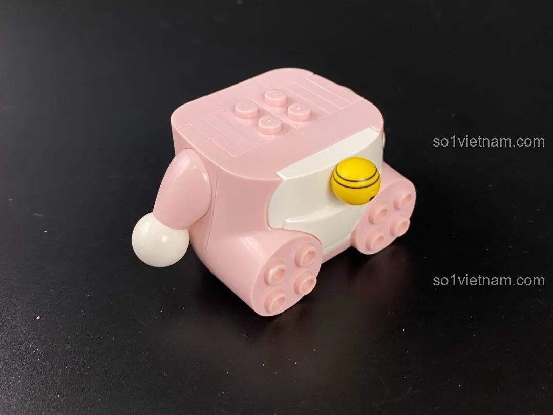 Phần thân của mô hình Keeppley Doraemon KUPPY Thỏ Hồng sau khi lắp ráp, có chuông vàng.