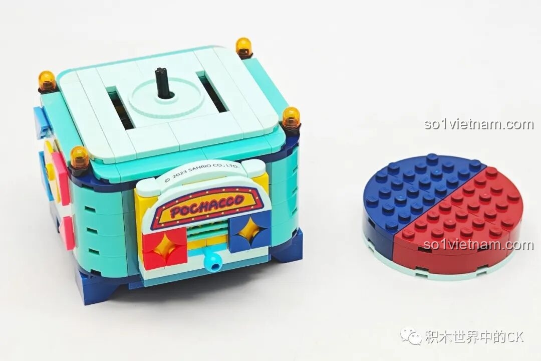 Quá trình lắp ráp phần sân khấu của bộ Keeppley K20828 Pochacco với các chi tiết nhiều màu sắc.